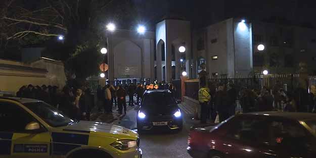 İngiliz polisi camiye operasyon düzenledi