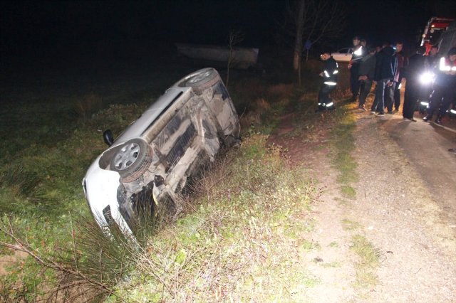 Kontrolünü kaybetti, yol kenarına devrildi