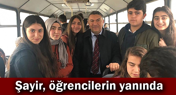 Şayir, öğrencilerin yanında