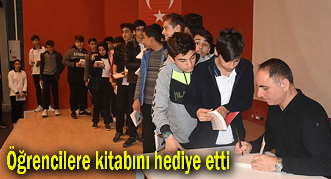 Öğrencilere kitabını hediye etti