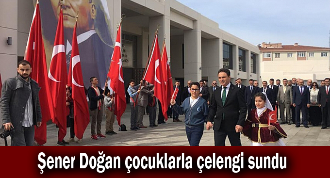 Şener Doğan çocuklarla çelengi sundu