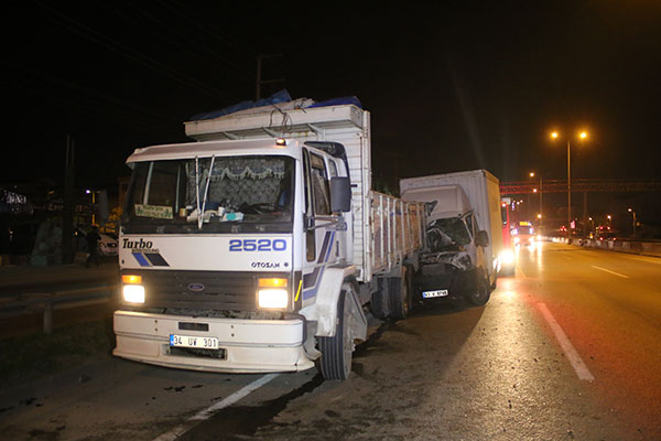 Kamyonet emniyet şeridinde duran kamyona çarptı: 2 yaralı