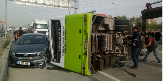 İzmit'te feci kaza! Halk otobüsü devrildi
