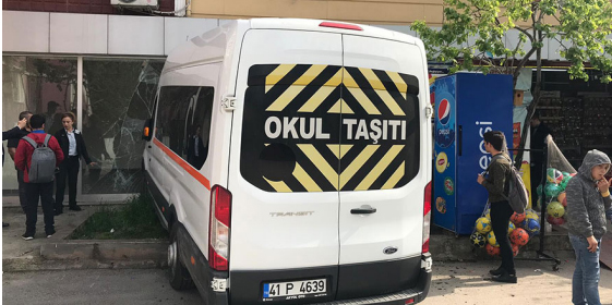 Park halindeki minibüs dükkana daldı