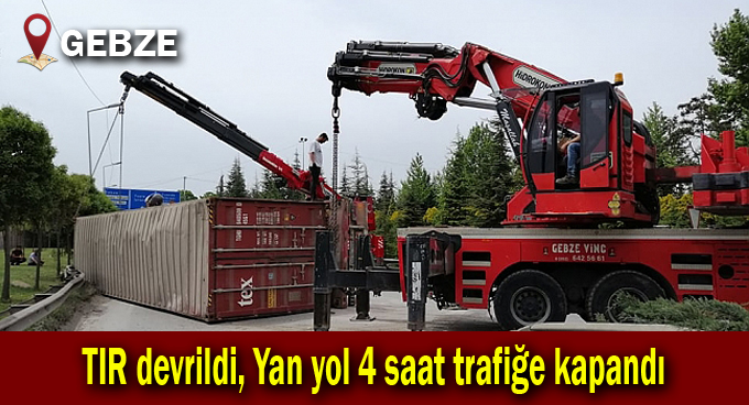 TIR devrildi, Yan yol 4 saat trafiğe kapandı