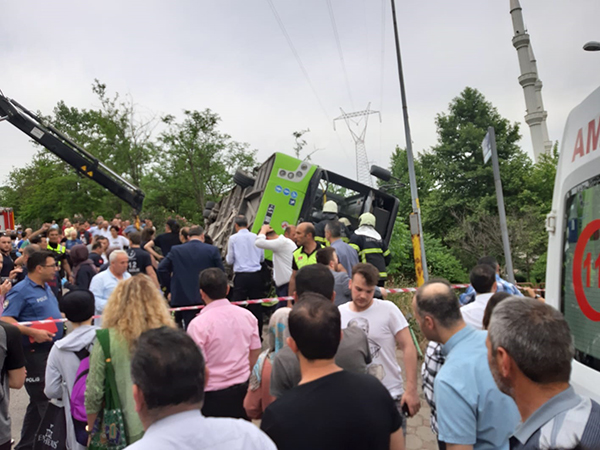 Kocaeli'de Halk otobüsü devrildi