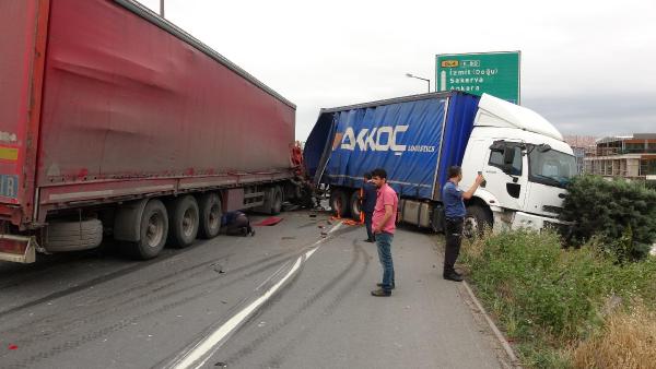TIR kamyona çarptı, otoyol ulaşıma kapandı