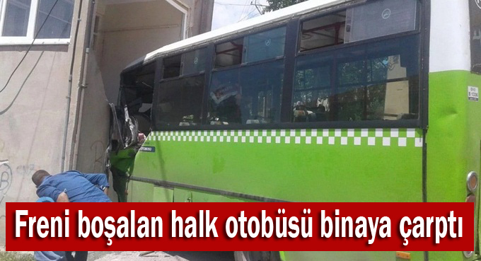 Freni boşalan halk otobüsü binaya çarptı