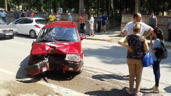 Önce bisikletliye sonra ağaca çarptı: 3 yaralı