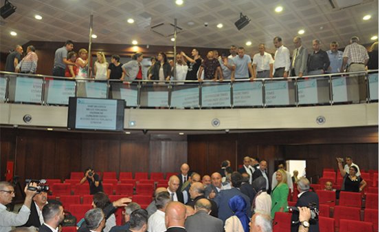 İzmit Meclisi'nde üyeler birbirine girdi