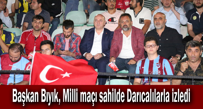 Başkan Bıyık, Milli maçı sahilde Darıcalılarla izledi