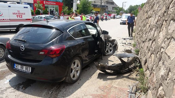 Kocaeli’de Otomobil bariyerlere çarptı: 1 yaralı!