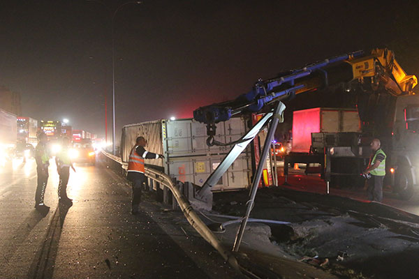 Tır devrildi, TEM Otoyolu kapandı!