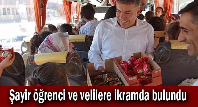 Şayir öğrenci ve velilere ikramda bulundu