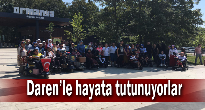 Daren'le hayata tutunuyorlar