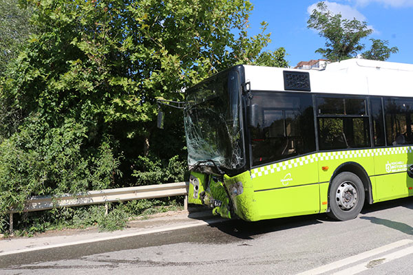 Belediye otobüsü ile kafa kafaya çarpıştı: 4 yaralı