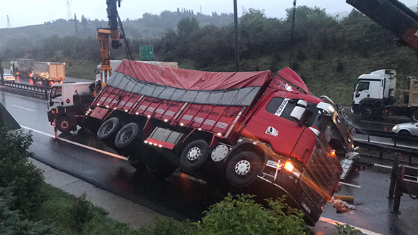 Tır devrildi TEM Otoyolu trafiğe kapandı