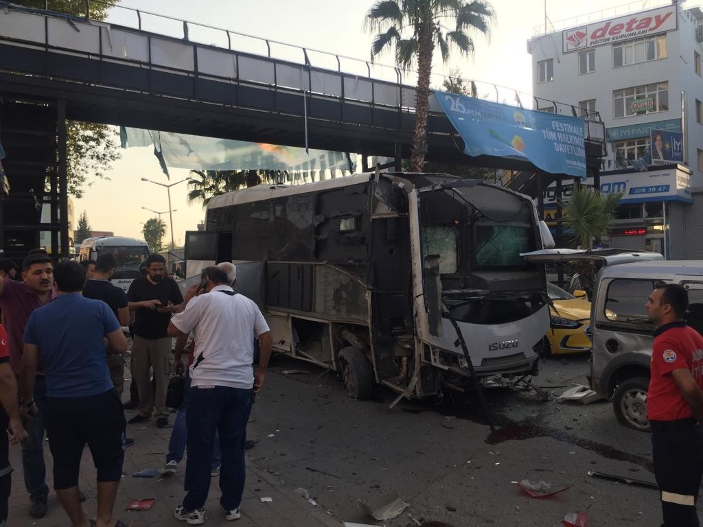 Polis aracına bombalı saldırı!