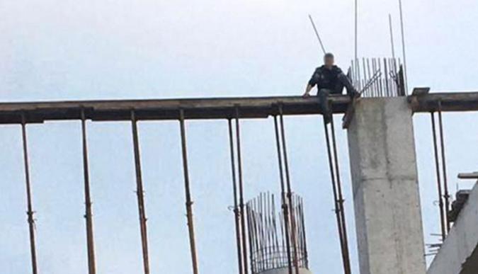 Cami inşaatında intihar girişimi!