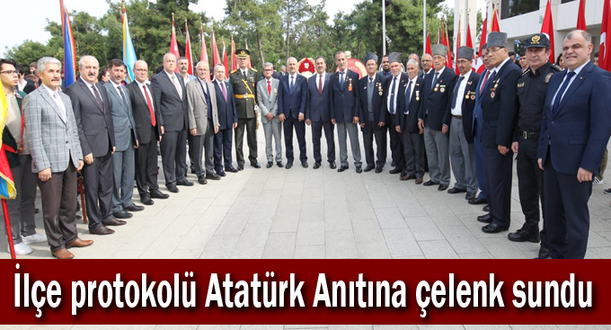 İlçe protokolü Atatürk Anıtına çelenk sundu