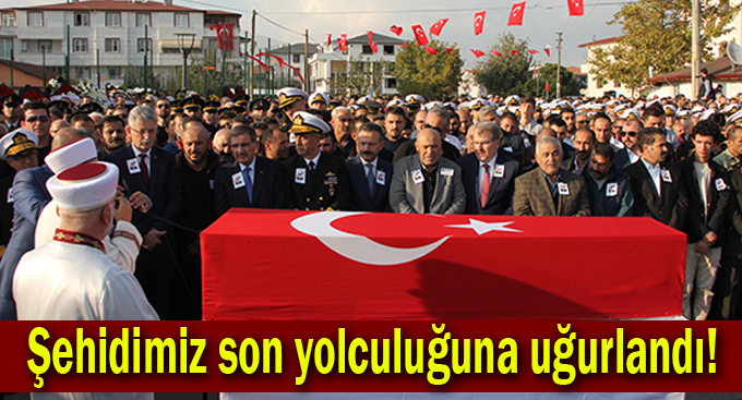 Şehit oğlunun Türk bayrağına sarılı tabutunu öptü!