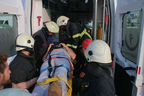 Kontrolden çıkan otomobil bariyere çarptı!