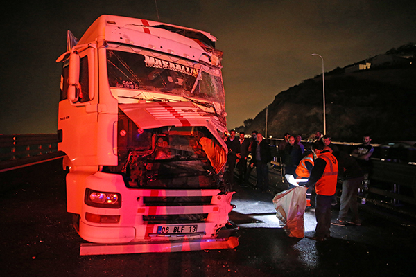 TEM'de iki TIR çarpıştı, yol ulaşıma kapandı: 1 yaralı