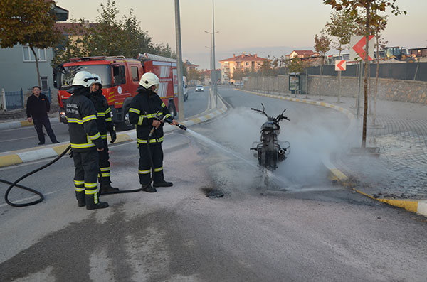 Ceza yazılan ehliyetsiz sürücü motosikleti yaktı