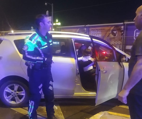 2 otomobil kafa kafaya çarpıştı!