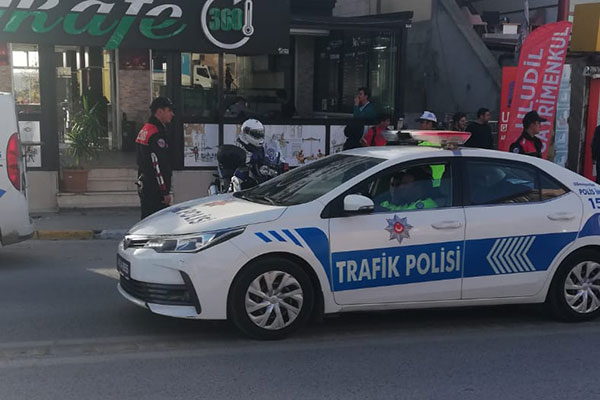 Polis sokakta öğrenciler güvende!