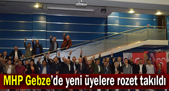 MHP Gebze’de yeni üyelere rozet takıldı