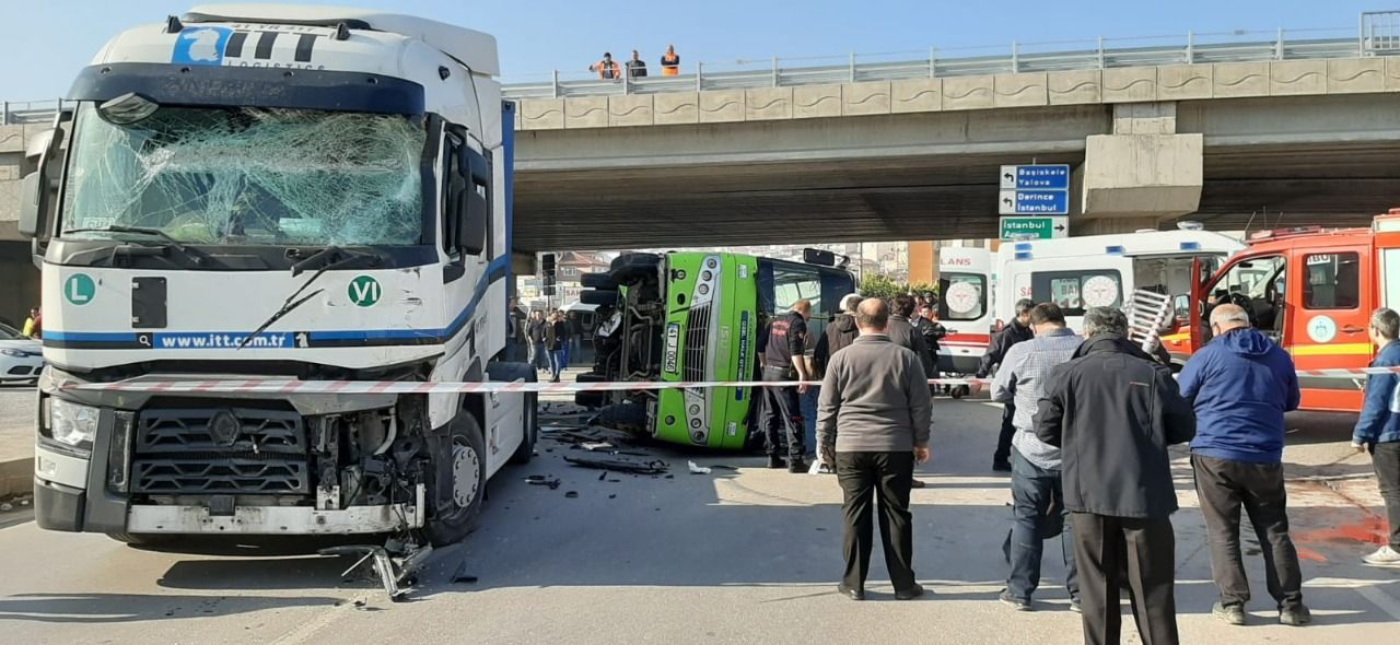 Tankerle çarpışan halk otobüsü devrildi!