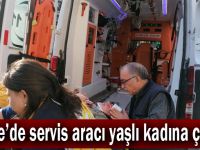 Servis aracı yaşlı kadına çarptı