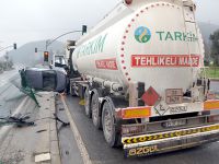 Tanker ile otomobil çarpıştı: 3 yaralı