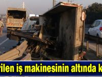 Devrilen iş makinesinin altında kaldı!