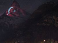 Türk bayrağı İsviçre Alpleri'nin zirvesinde