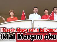 Vali Aksoy ailesiyle balkonundan İstiklal Marşını okudu