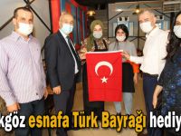Başkan Büyükgöz esnafa Türk Bayrağı hediye etti