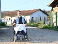 Engellilerin akülü sandalyelerini Büyükşehir tamir ediyor