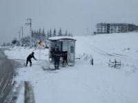 Üstgeçit ve duraklarda buzlanmaya karşı çalışma