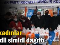 AK kadınlar Kandil simidi dağıttı