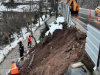 Kaldırımda oluşan toprak kaymasına Büyükşehir’den acil müdahale