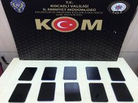 Valizin içini kaçak telefon dükkanına çeviren şahıs yakalandı!