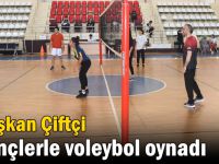 Başkan Çiftçi Gençlerle Voleybol Oynadı