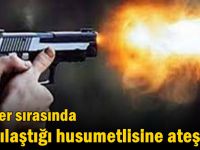 Berber sırasında karşılaştığı husumetlisine ateş etti