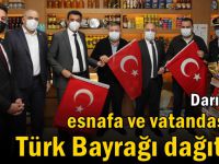 Darıca’da esnafa ve vatandaşlara Türk Bayrağı dağıtıldı