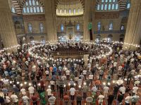 Camilerde normal saf düzenine göre namaz kılınabilecek