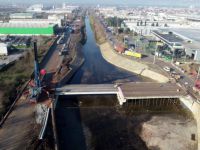 Kocaeli'de o caddelere köprü kiriş montajı yapıldı