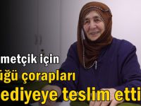 Mehmetçik için  ördüğü çorapları belediyeye teslim etti