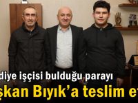 Belediye işçisi bulduğu parayı Başkan Bıyık’a teslim etti